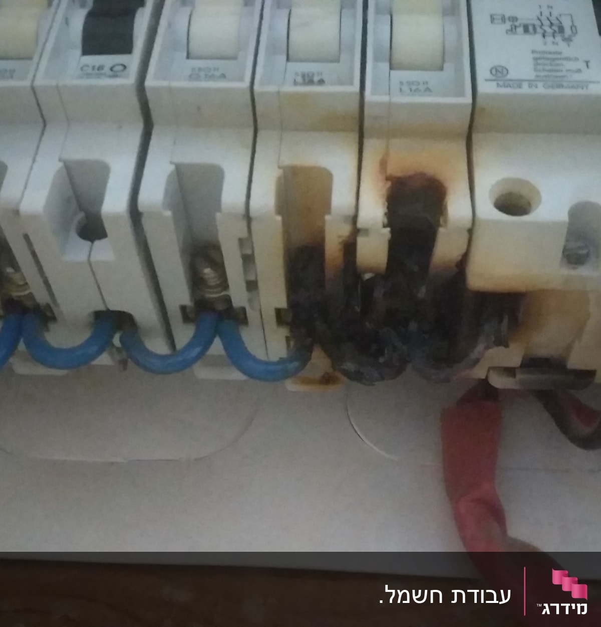 לוח חשמל עם חוטים כחולים ואדומים